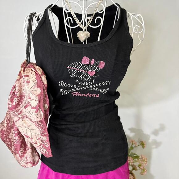 Cute vintage y2k Hooters black & pink glitter skull logo tank top - Picture 3 of 6